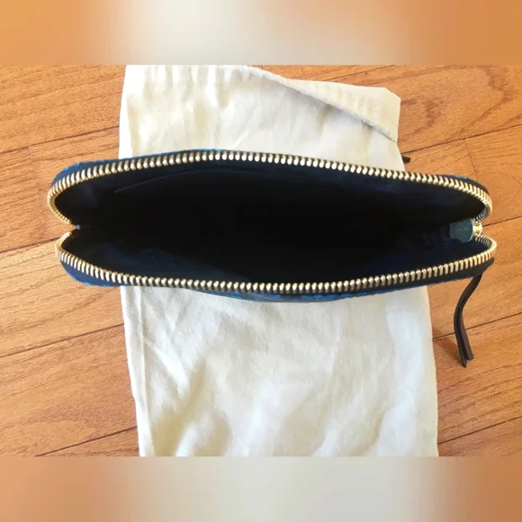 NEW BURBERRY Large Python-print Technical Nylon Pouch In Mineral Blue - Picture 4 of 4